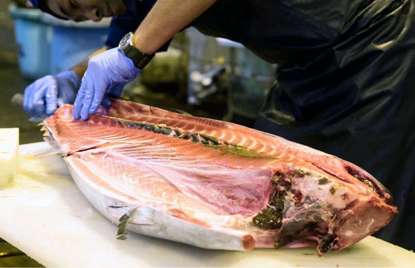 魚　三十年毎日市場に通うことで培った食材を選ぶ目と仲買人との信頼で、常に集まる新鮮な魚介類。二ッ島では、その魚介類をこだわりの味付けで調理し、舟盛り、煮魚、焼き物などでお客様へお届けいたします。